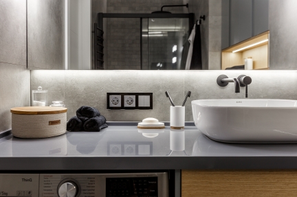 Contemporary bathroom with concrete-effect porcelain stoneware and Mini Brick