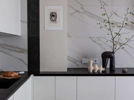 Cucina-soggiorno con gres porcellanato effetto marmo