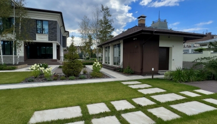Elegante giardino con gres porcellanato X2 in una residenza privata a Palniks